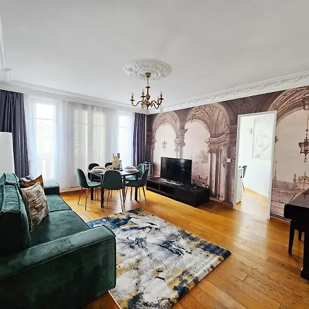 Grand Appt For 7p Center Apartment