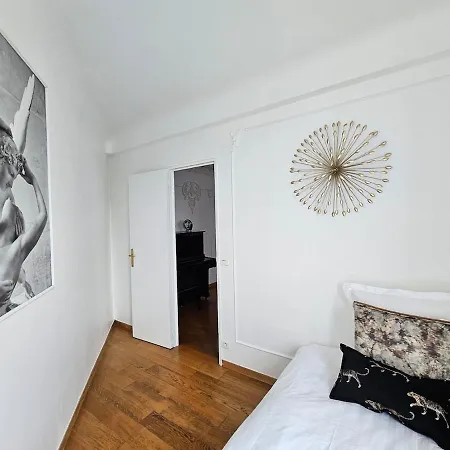 Grand Appt For 7p Center Apartment *